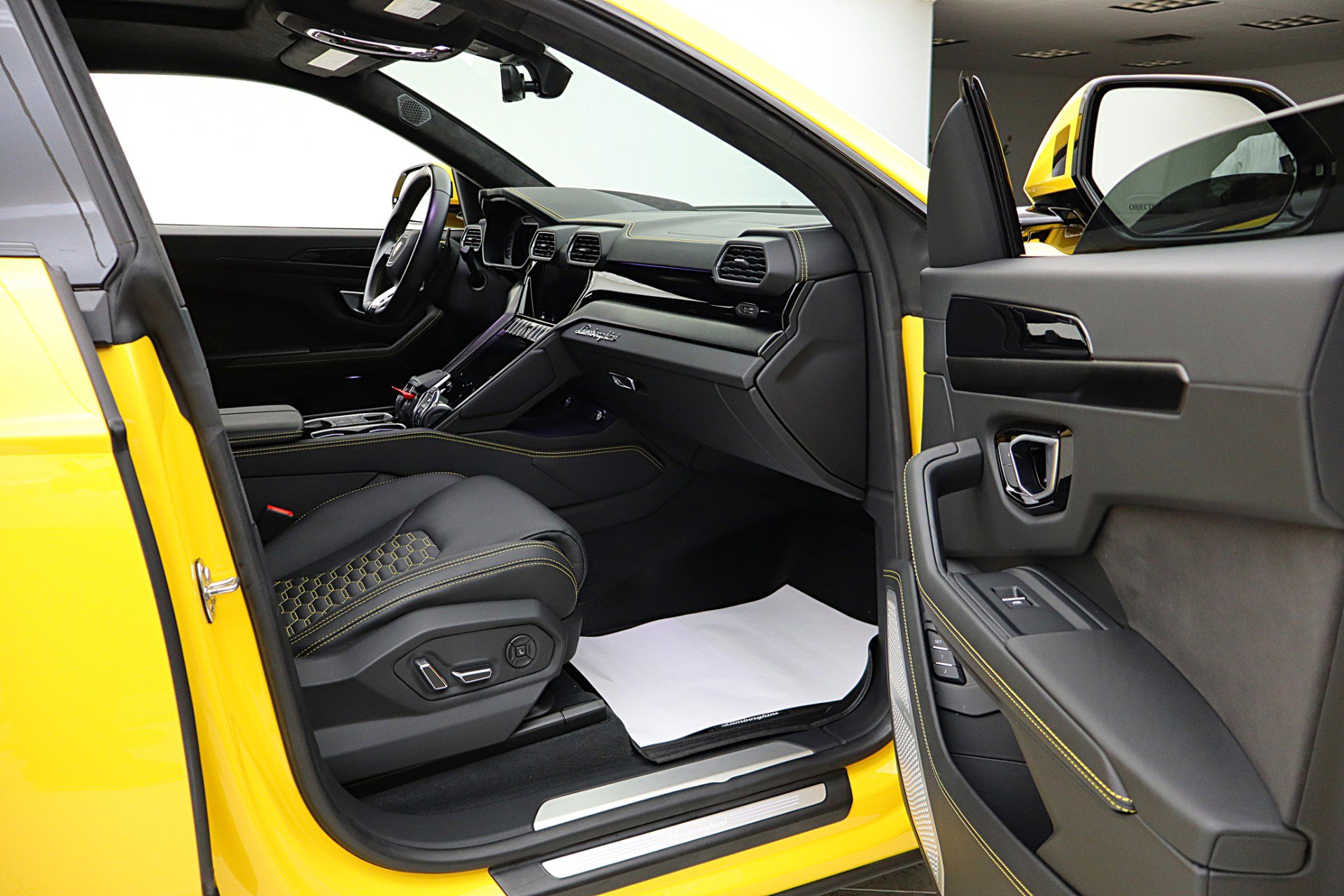 Used 2022 Lamborghini Urus image 38