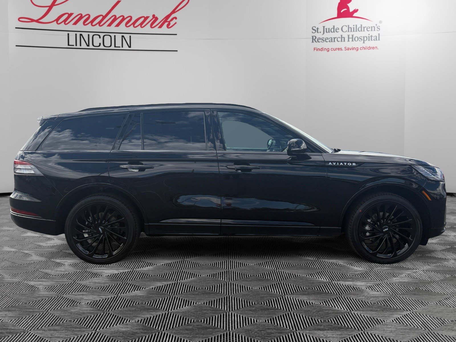 Certified 2026 Lincoln Aviator Reserve w/ Jet Appearance Package AWD/4WD image 6