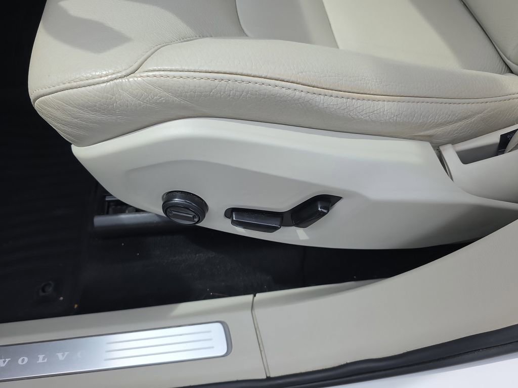 Used 2022 Volvo XC90 T5 Momentum w/ Advanced Package image 23