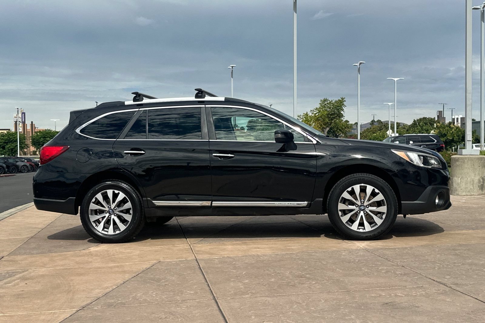 Used 2017 Subaru Outback 2.5i Touring AWD/4WD video 3