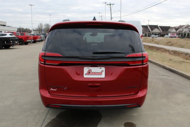 Used 2025 Chrysler Pacifica Limited image 4