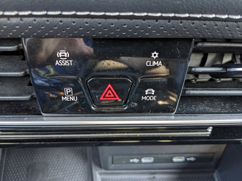 Used 2024 Volkswagen Atlas SE image 33