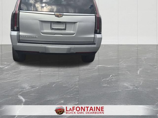 Used 2017 Cadillac Escalade ESV Luxury AWD/4WD image 4