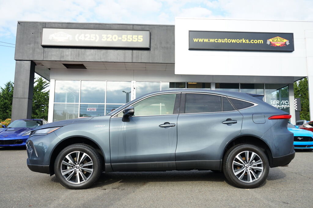 Used 2021 Toyota Venza LE image 2