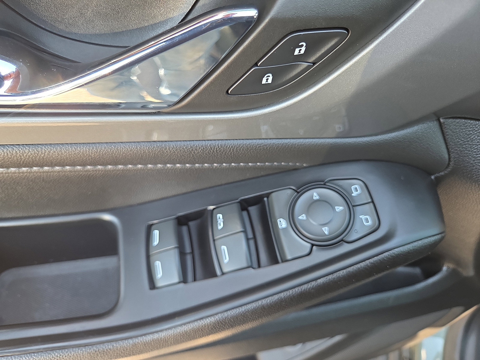 Used 2023 Chevrolet Traverse LT image 33