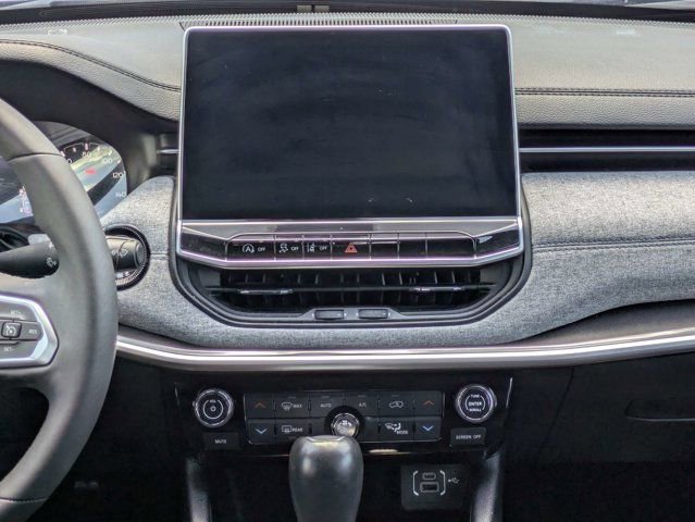 Used 2023 Jeep Compass Latitude w/ Convenience Group AWD/4WD image 19