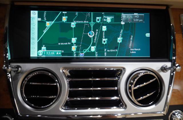 Used 2016 Rolls-Royce Dawn RWD image 26