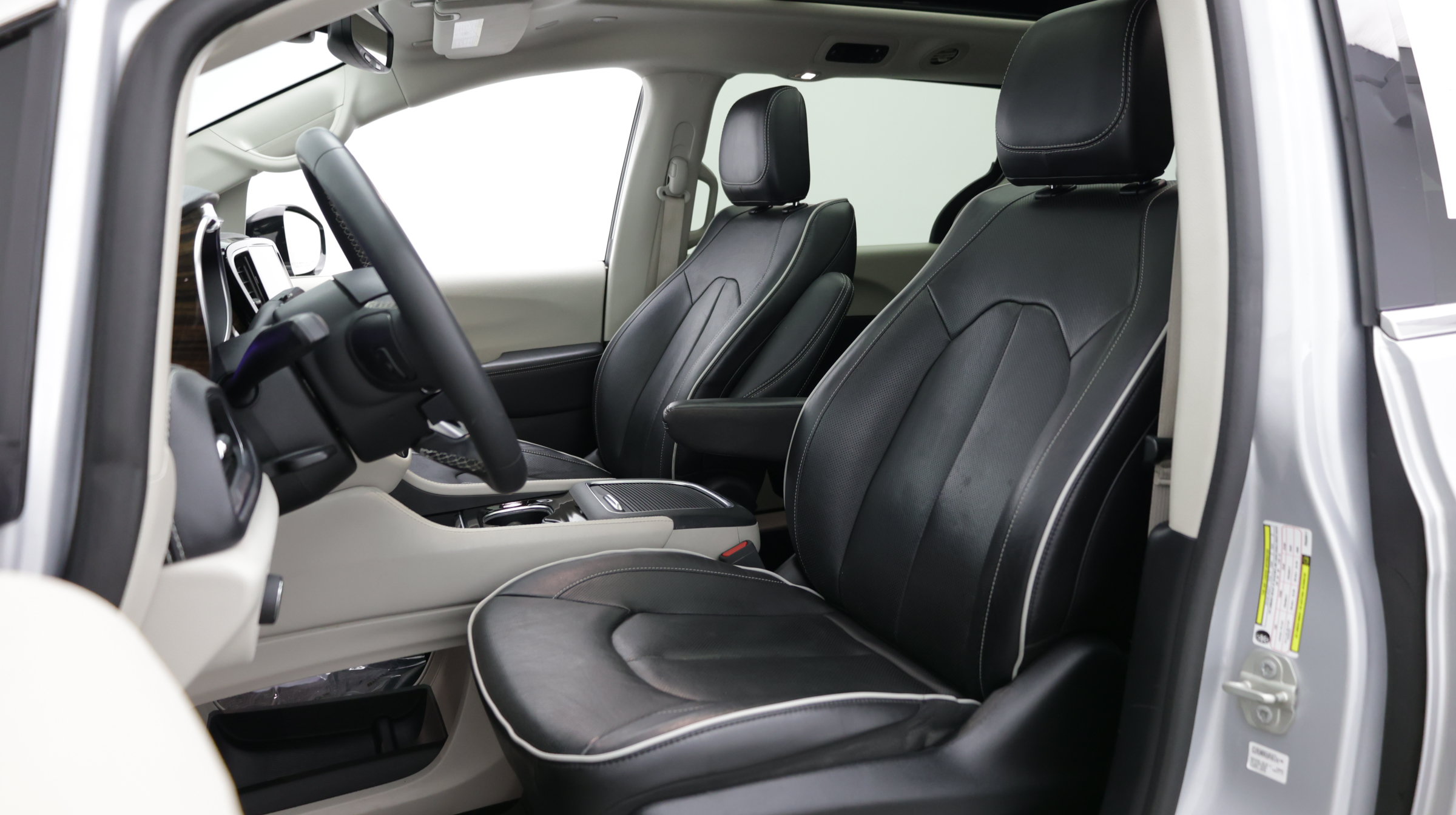 Used 2023 Chrysler Pacifica Limited FWD image 16