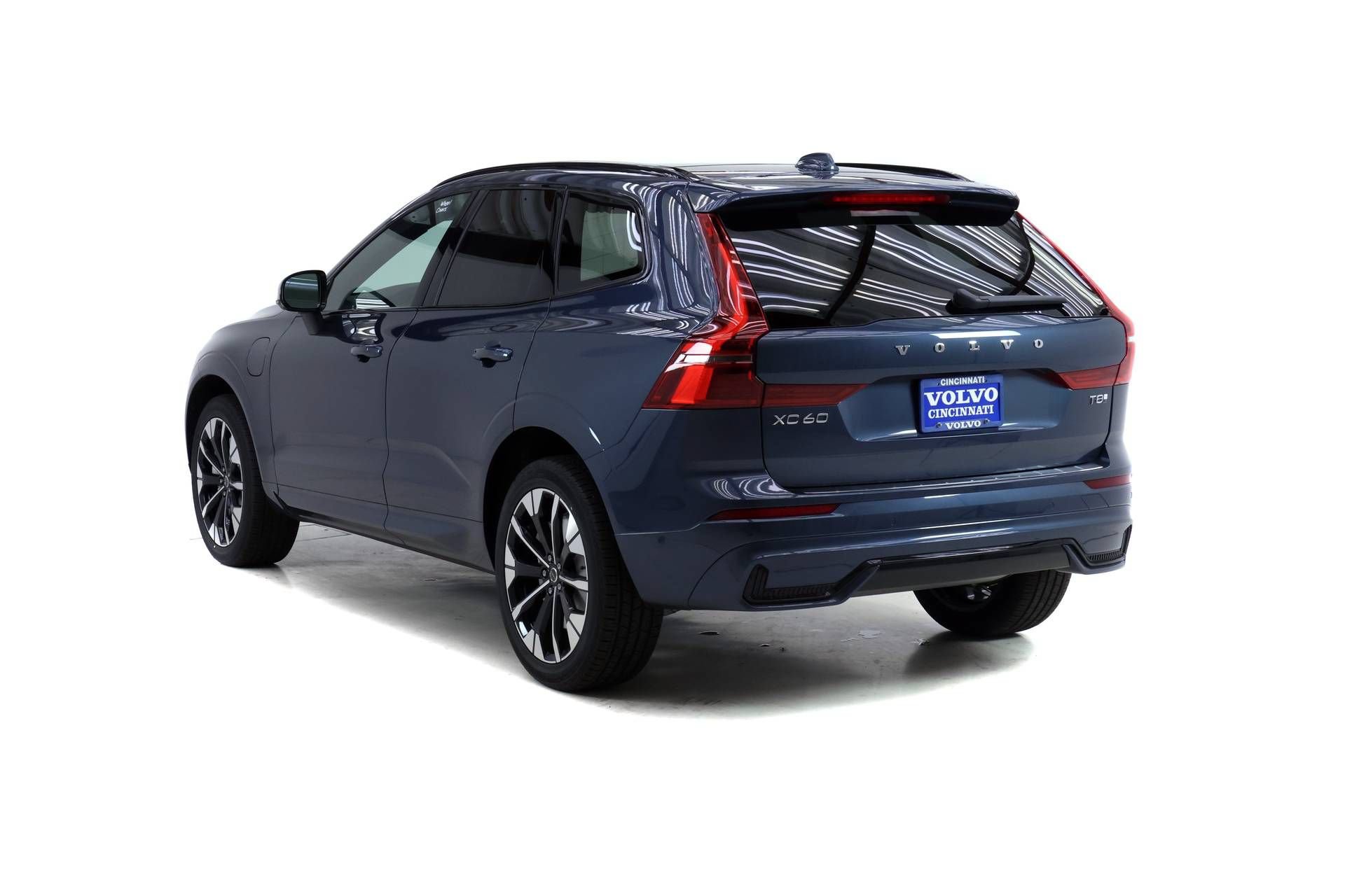 New 2026 Volvo XC60 T8 Plus w/ Climate Package PRO AWD/4WD image 5