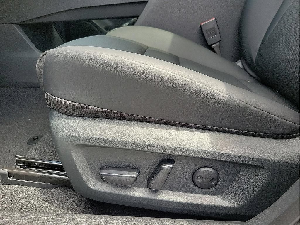 Used 2025 Nissan Rogue SV w/ SV Premium Package FWD image 12