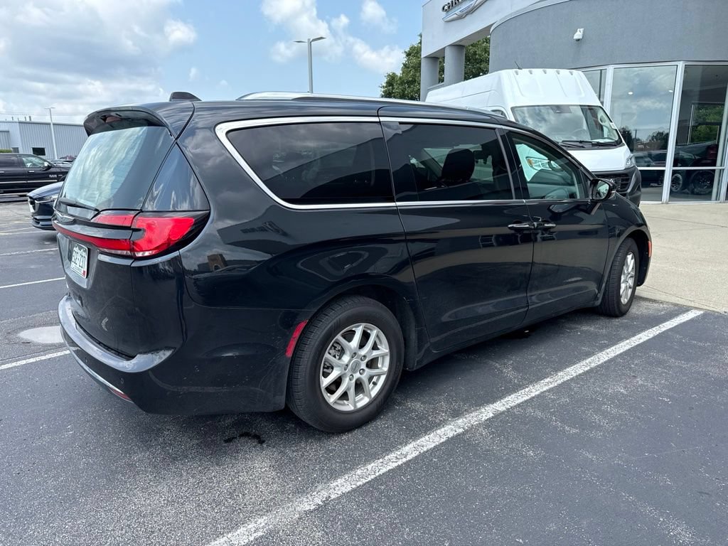Used 2021 Chrysler Pacifica Touring-L FWD image 4