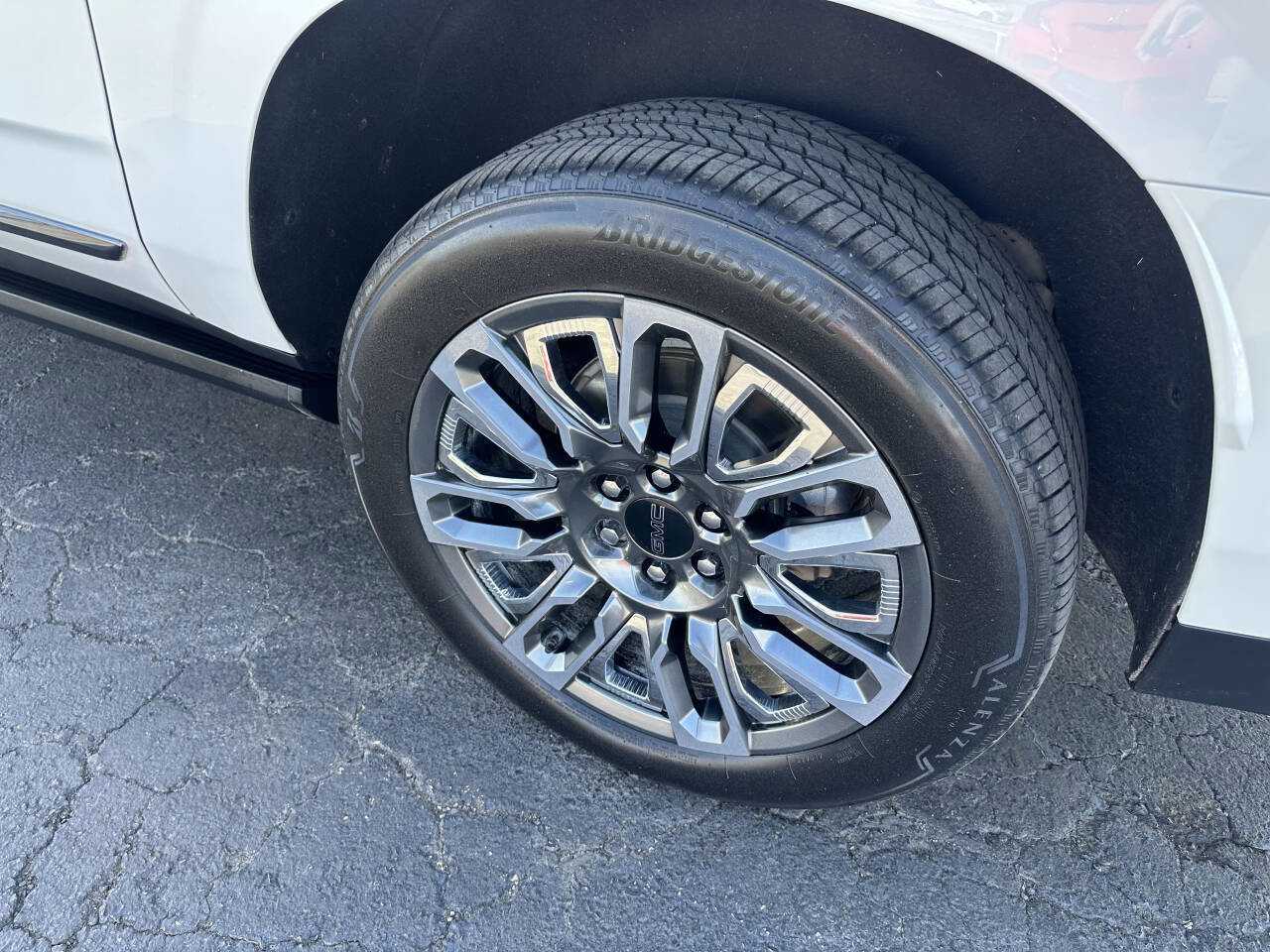 Used 2023 GMC Yukon XL Denali Ultimate image 10