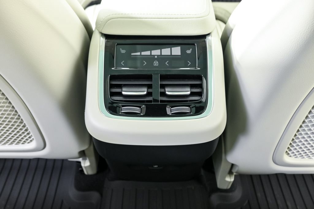 Used 2026 Volvo XC60 B5 Ultra w/ Climate Package image 22