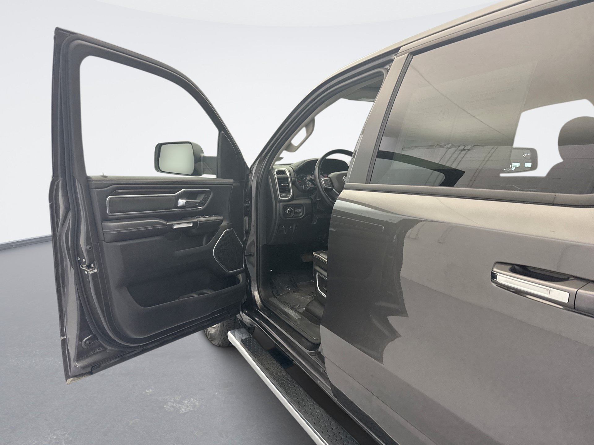 Used 2022 RAM 1500 Laramie AWD/4WD image 9