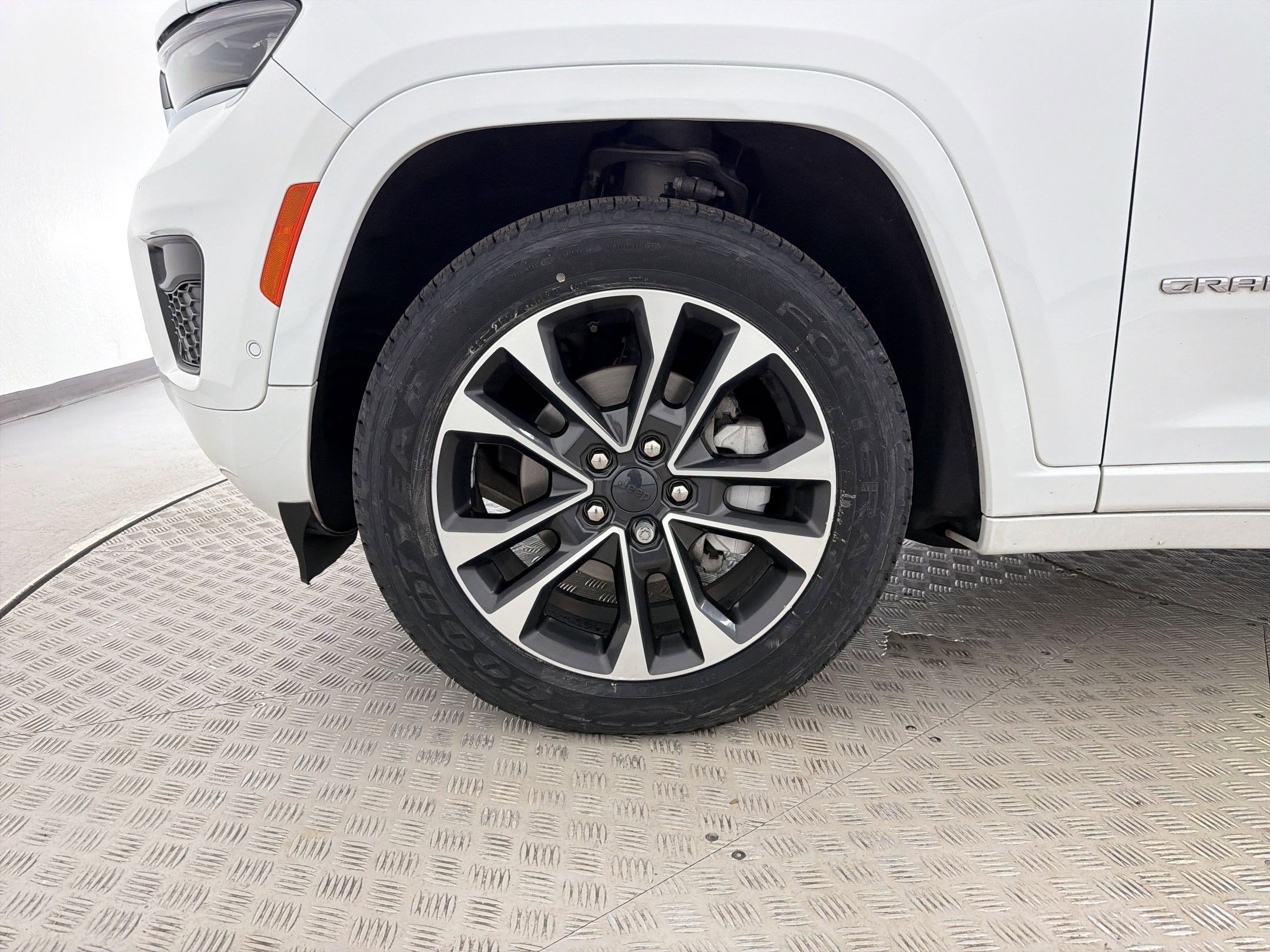 Used 2023 Jeep Grand Cherokee Overland AWD/4WD image 11