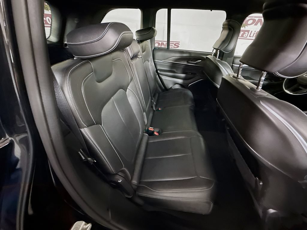 Used 2023 Jeep Grand Cherokee Overland w/ Luxury Tech Group IV AWD/4WD image 34