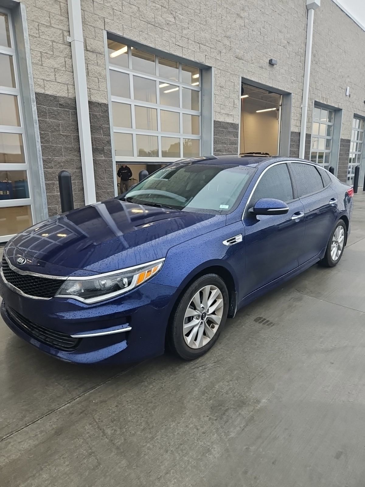 Used 2018 Kia Optima LX w/ 17" Alloy Wheels Package FWD image 3