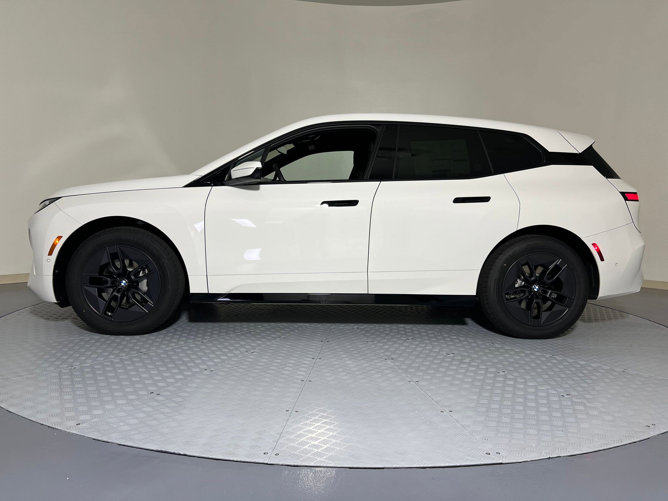 New 2026 BMW iX xDrive60 w/ Executive Package AWD/4WD image 2