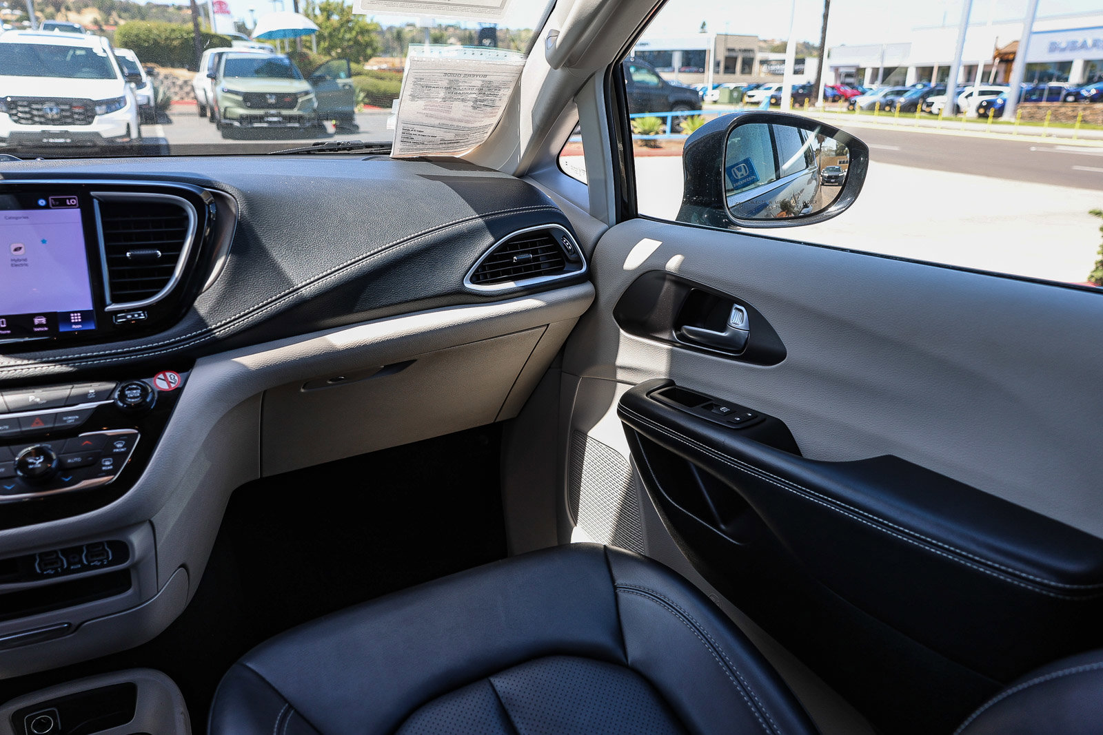 Used 2024 Chrysler Pacifica Select FWD image 6