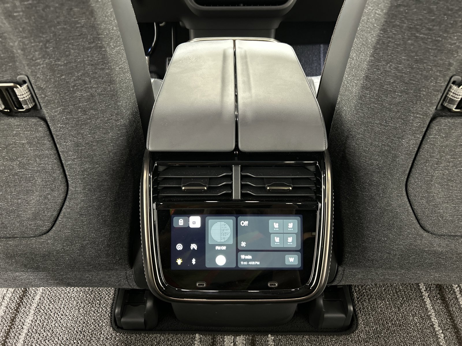 Used 2025 Rivian R1S Premium image 30