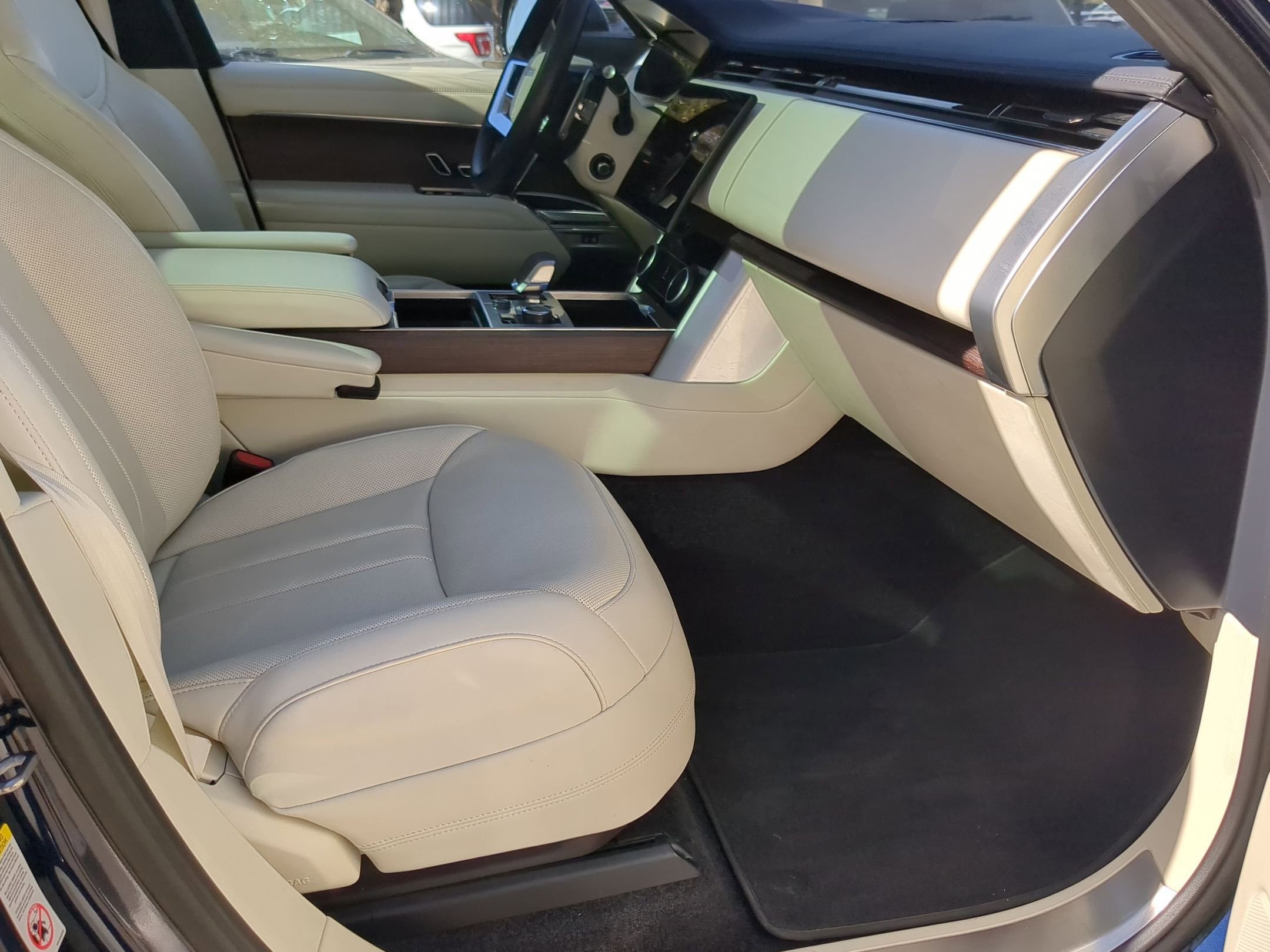 Used 2023 Land Rover Range Rover Long Wheelbase SE image 24