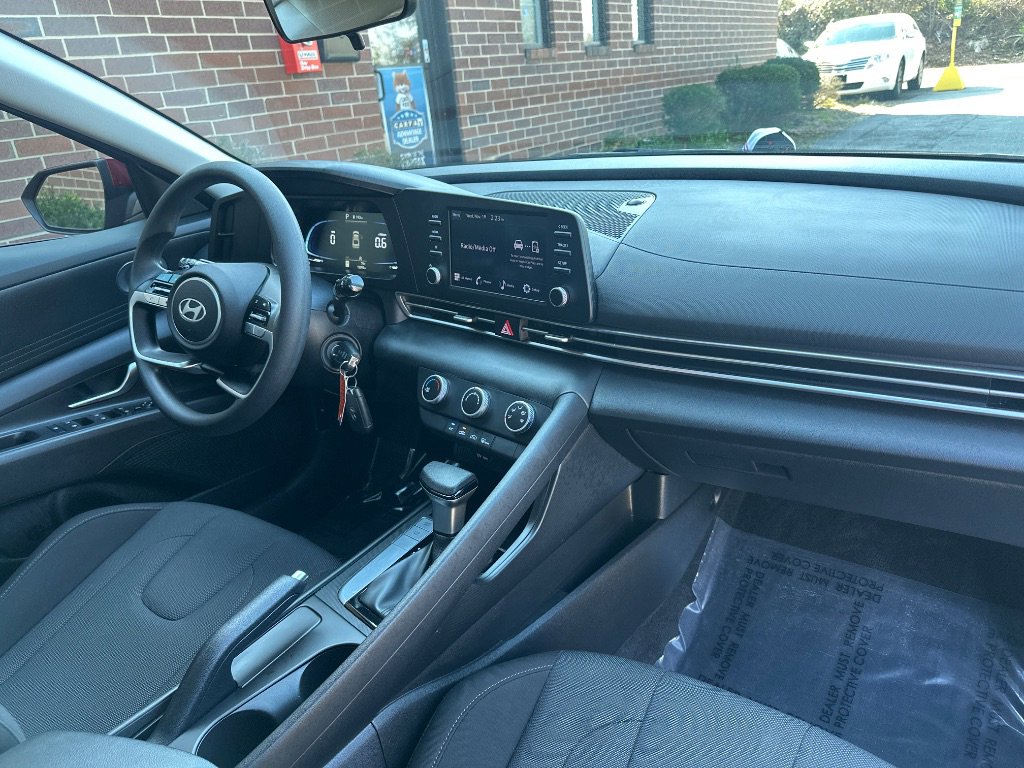 Used 2024 Hyundai Elantra SE image 19