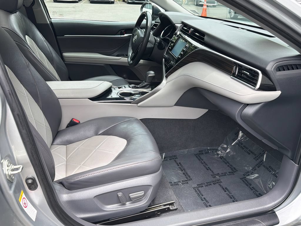 Used 2018 Toyota Camry XLE FWD image 9