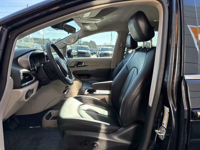 Used 2024 Chrysler Pacifica Touring-L image 7