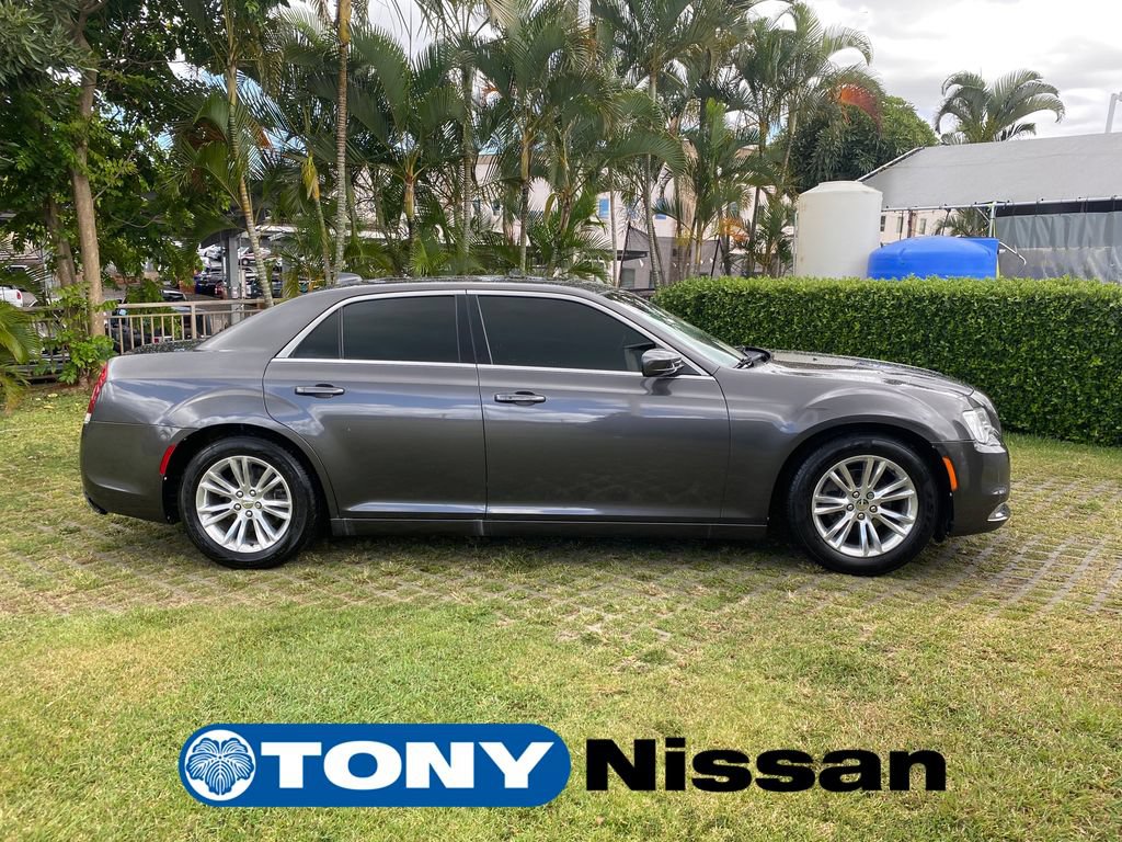 Used 2020 Chrysler 300 Touring L w/ Value Package RWD image 8