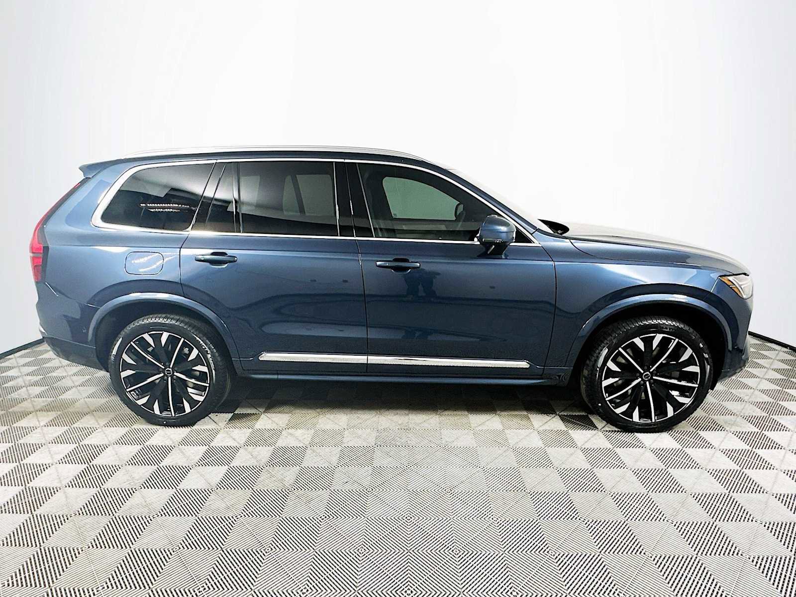 New 2026 Volvo XC90 T8 Plus w/ Protection Package Premier AWD/4WD image 8