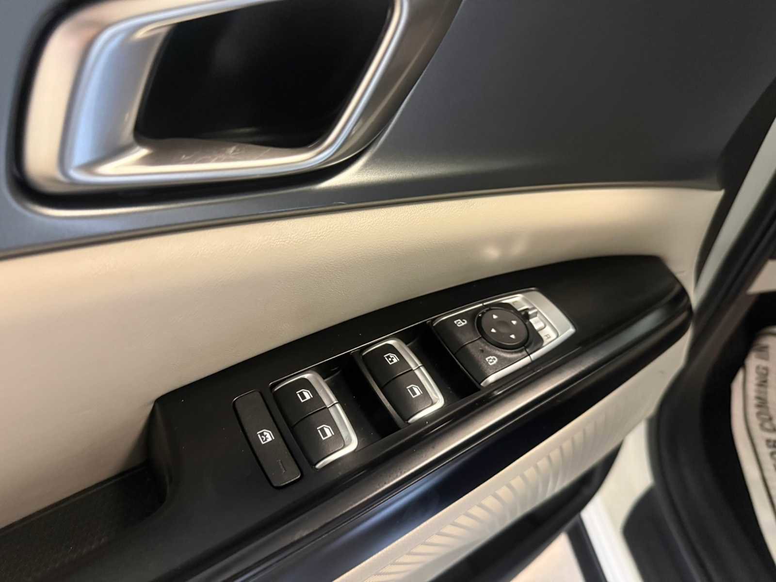 Used 2024 Kia Carnival LX FWD image 21