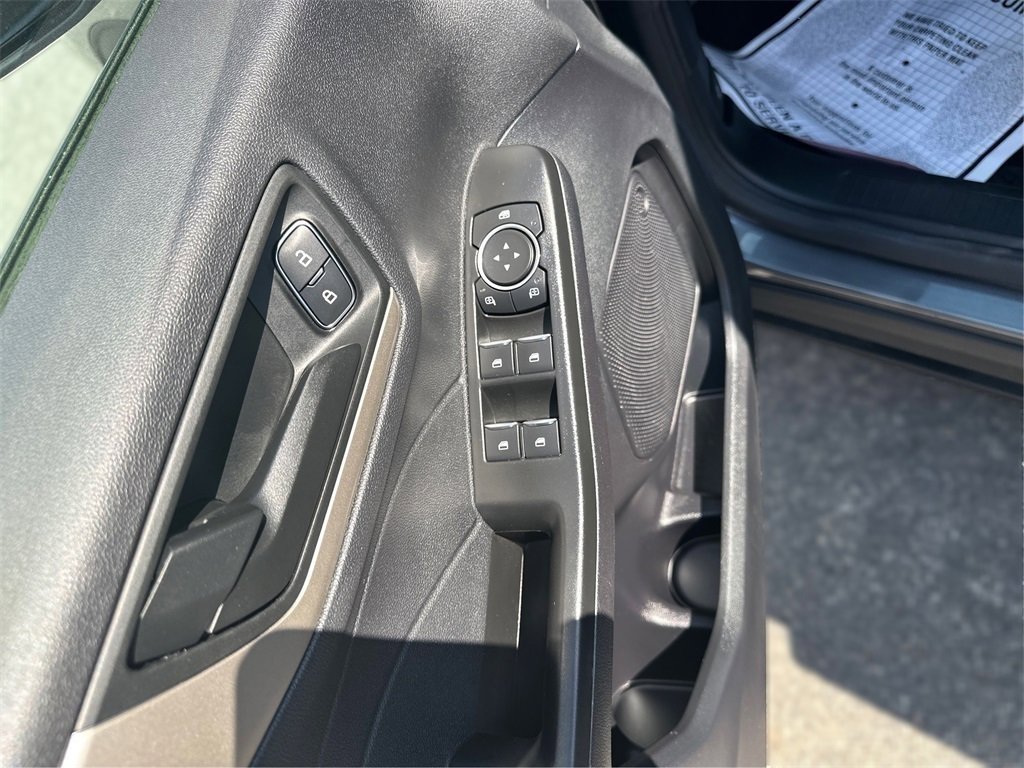 Used 2022 Ford Escape SE image 25