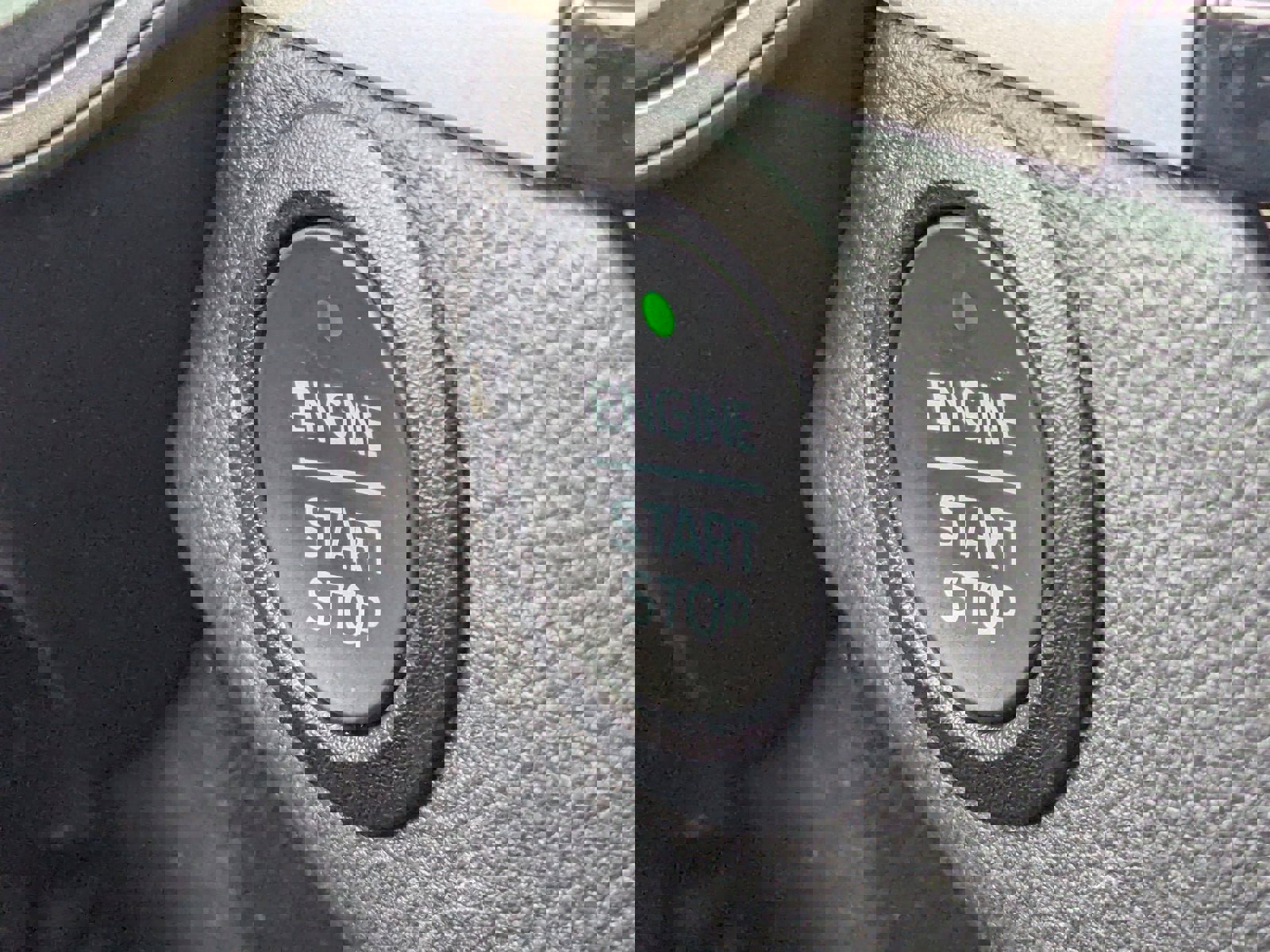 Used 2022 Ford Escape SE w/ SE Sport Appearance Package image 39