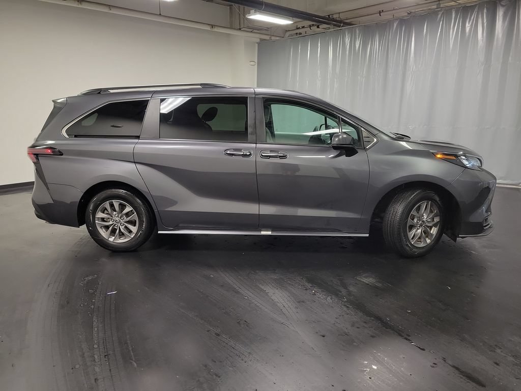 Used 2025 Toyota Sienna XLE w/ XLE Plus Package FWD image 9