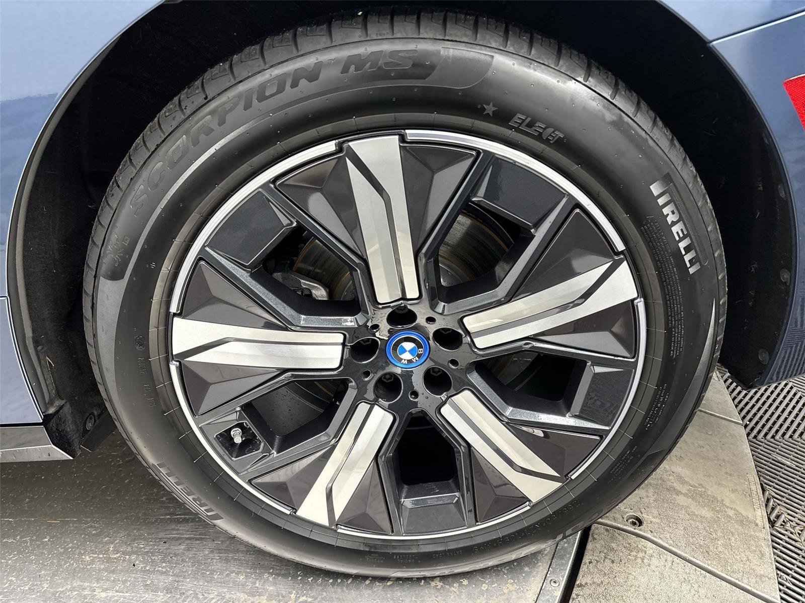 Used 2026 BMW iX xDrive60 w/ Dynamic Handling Package image 27