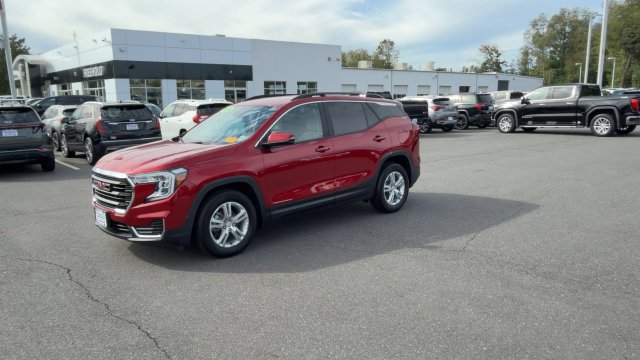 Used 2023 GMC Terrain SLE w/ Driver Convenience Package FWD image 4