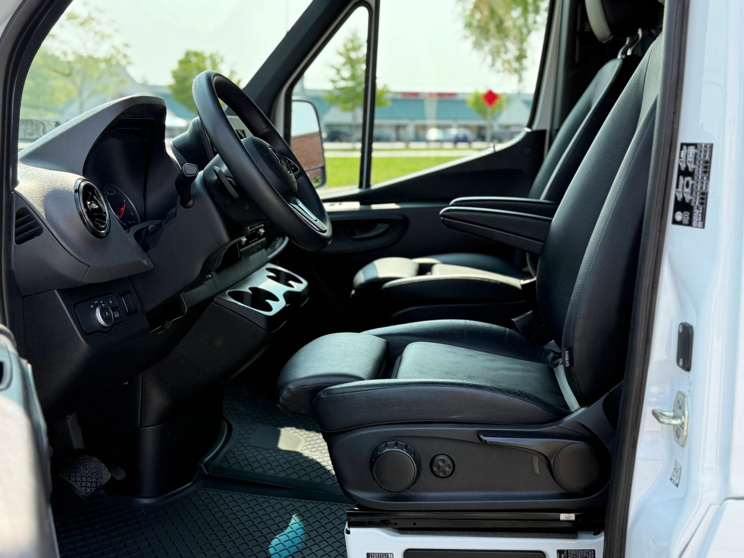 Used 2023 Mercedes-Benz Sprinter 3500 image 9