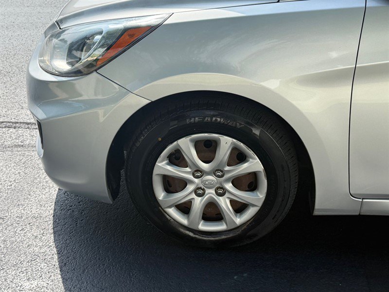 Used 2012 Hyundai Accent GLS FWD image 28