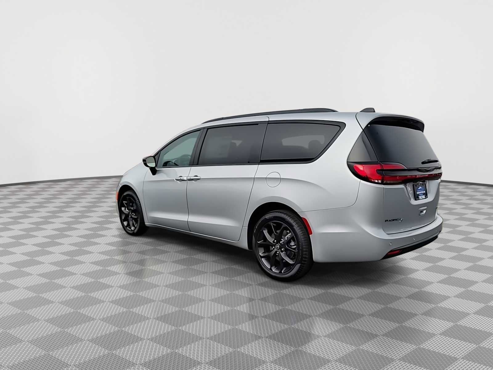 New 2026 Chrysler Pacifica Select w/ S Appearance Package image 6