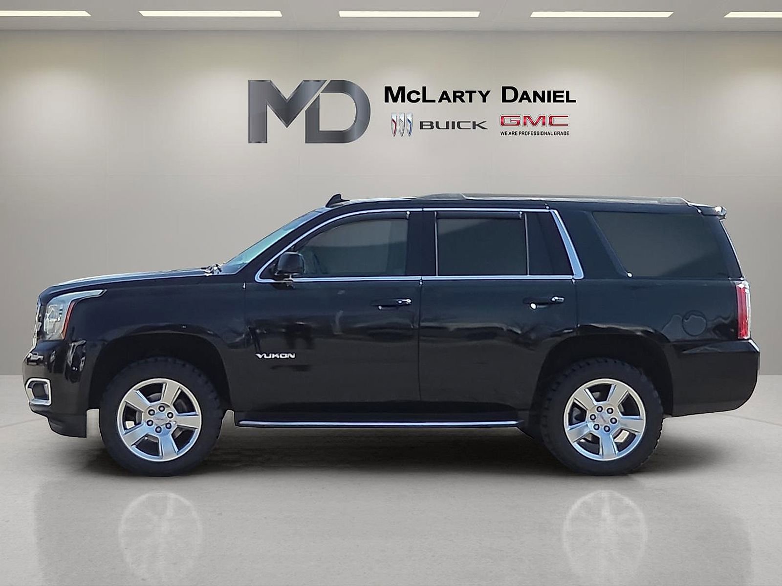 Used 2017 GMC Yukon SLT image 3