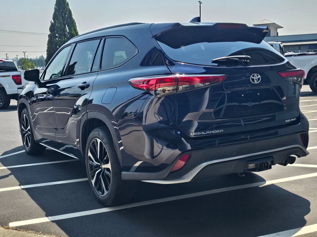 Used 2022 Toyota Highlander XSE AWD/4WD image 3