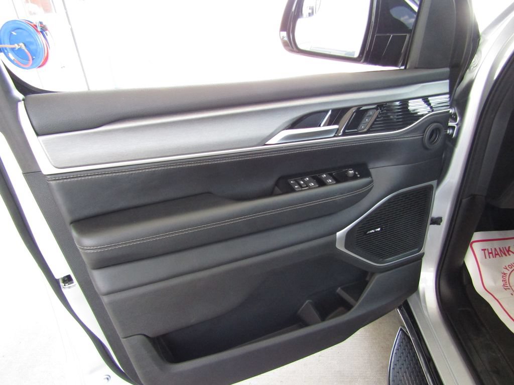 Used 2025 Jeep Wagoneer L Series II AWD/4WD image 26