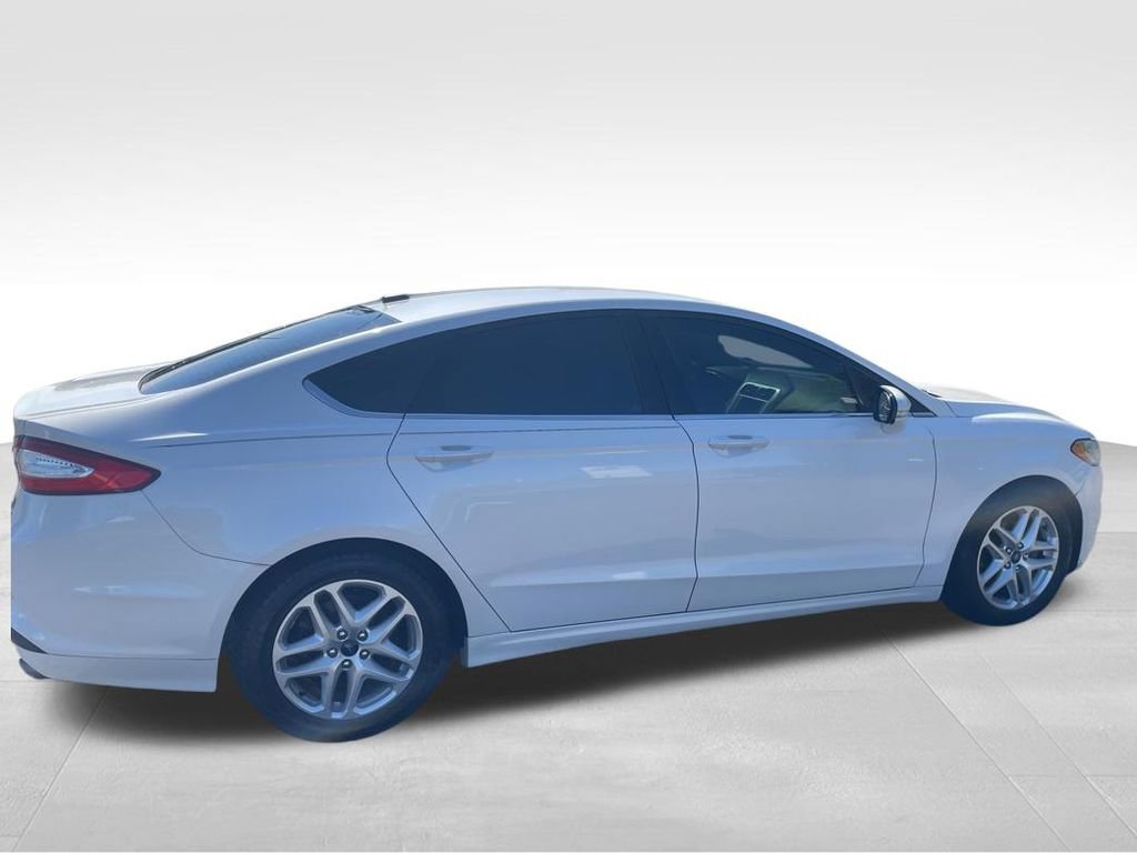 Used 2016 Ford Fusion SE FWD image 4