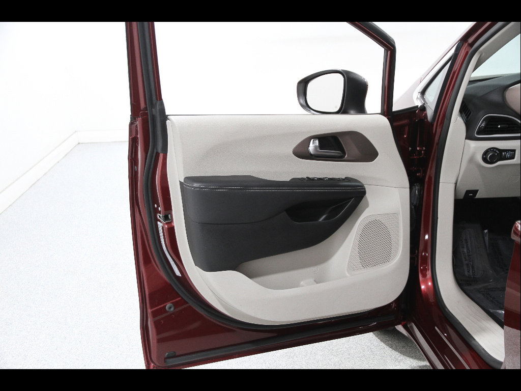 Used 2023 Chrysler Voyager LX FWD image 4