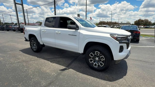 Used 2025 Chevrolet Colorado Z71 AWD/4WD image 2