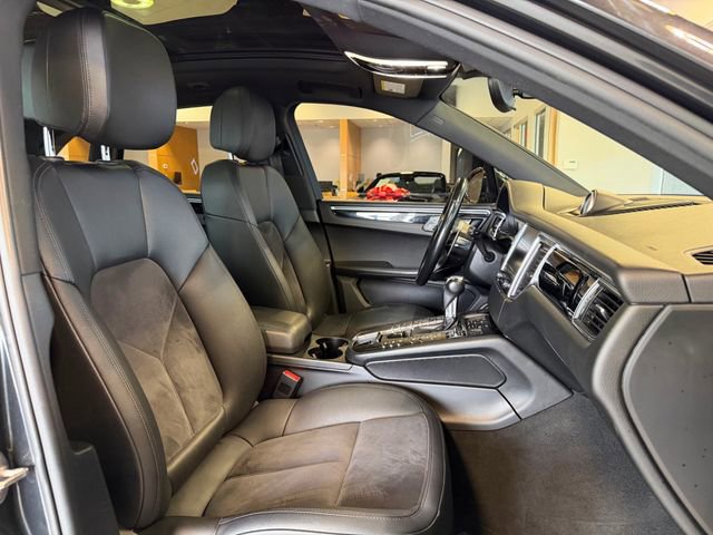 Used 2018 Porsche Macan Sport Edition AWD/4WD image 21