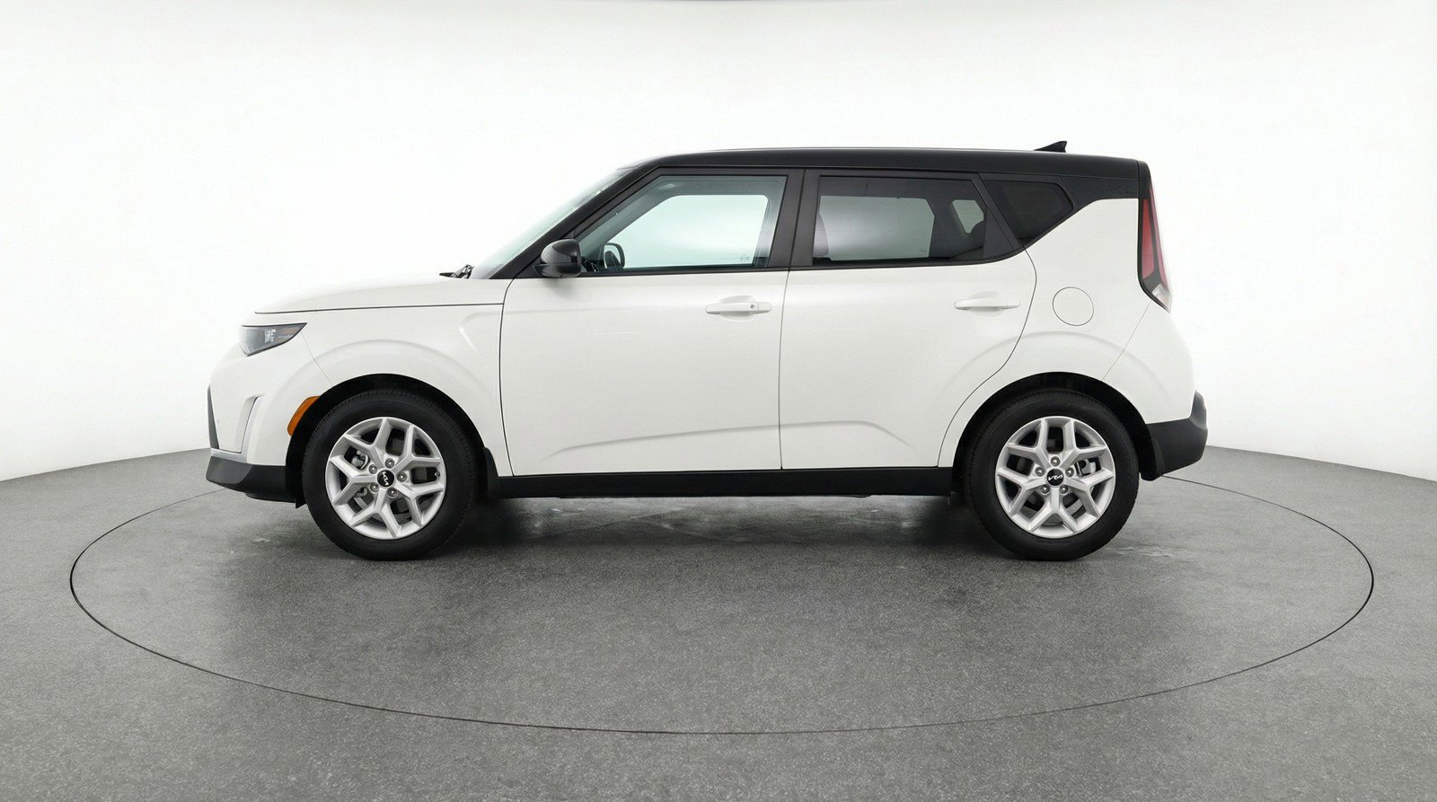 Used 2025 Kia Soul LX w/ LX Technology Package FWD image 5