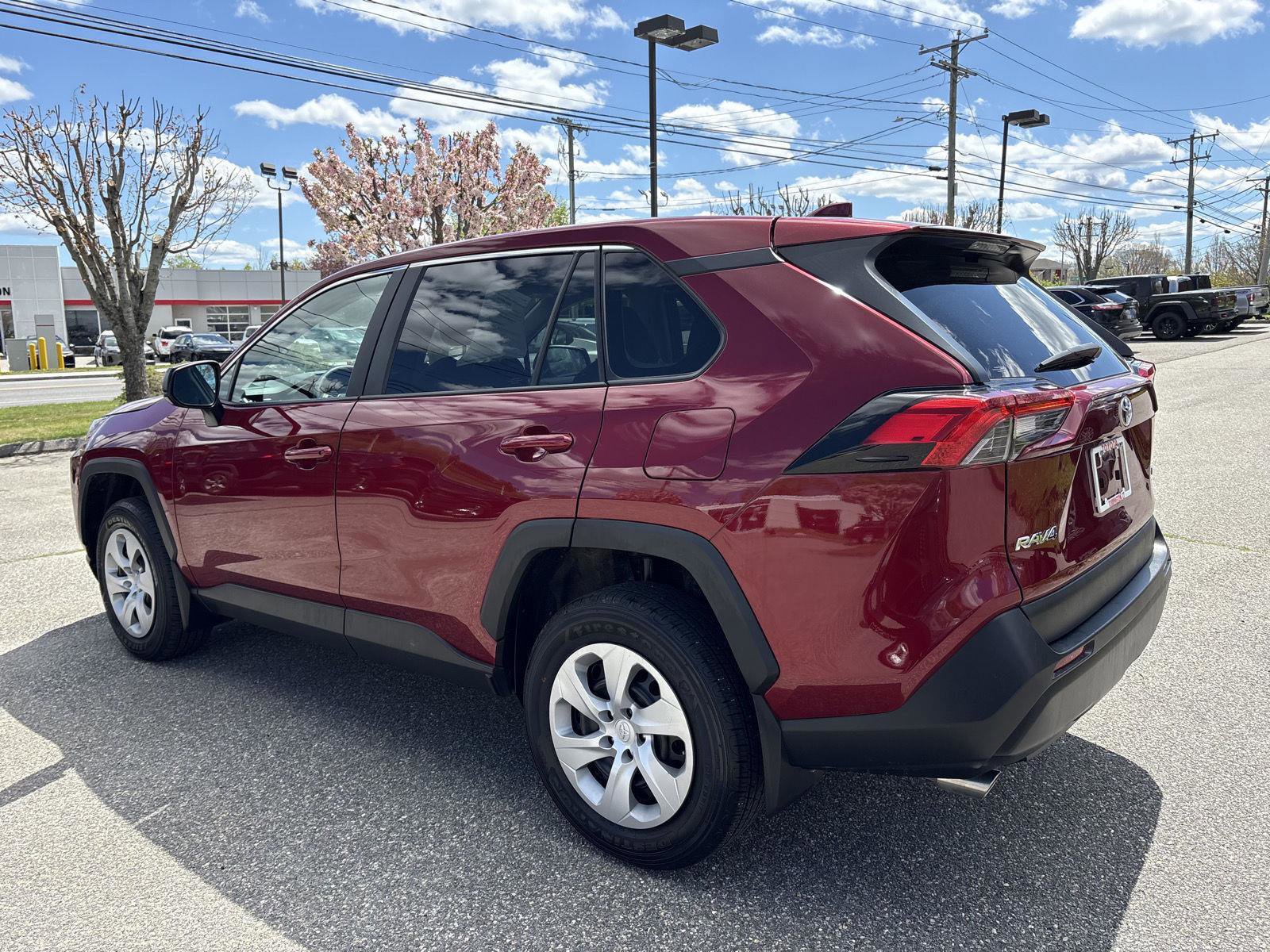 Used 2023 Toyota RAV4 LE AWD/4WD image 5