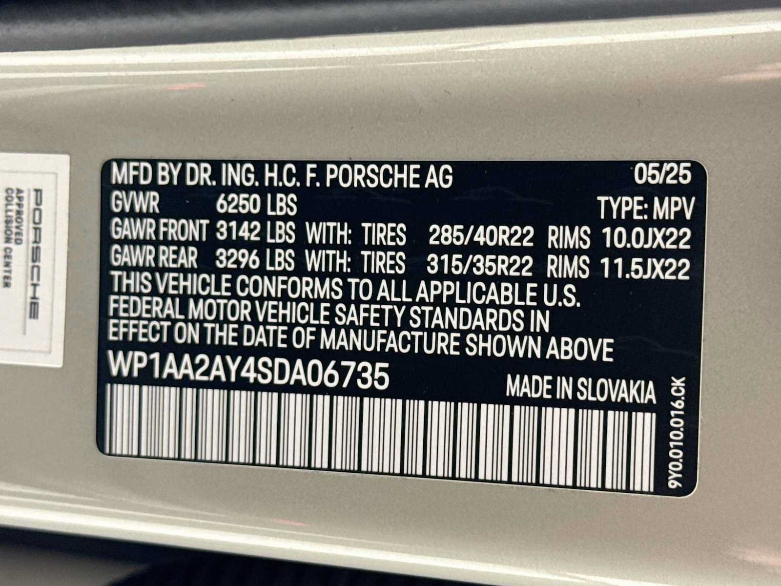 Certified 2025 Porsche Cayenne AWD/4WD image 33