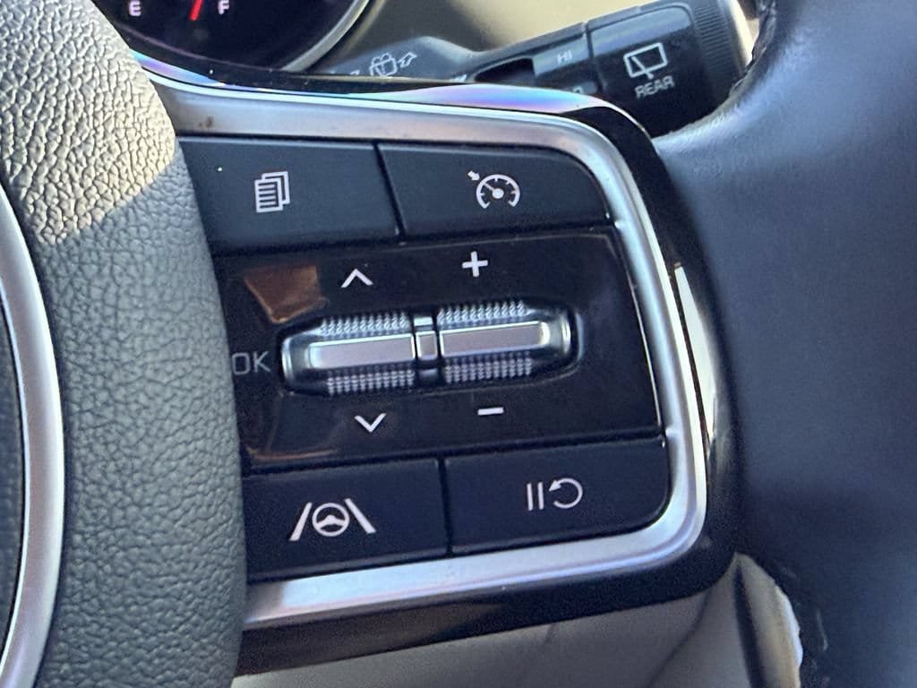 Certified 2024 Kia Carnival LX FWD image 27